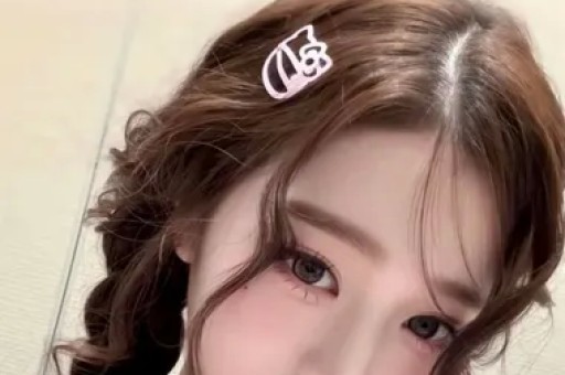 看宋雨琦穿短裙出席活动对长辈90度鞠躬才懂她火都是有原因的